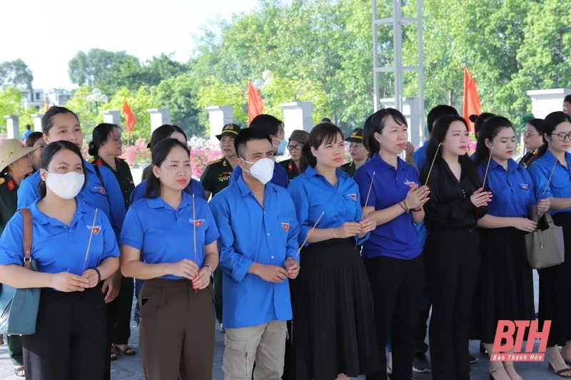Đoàn đại biểu tỉnh Thanh Hóa dâng hương tưởng nhớ Chủ tịch Hồ Chí Minh, Mẹ Việt Nam Anh hùng và các Anh hùng liệt sĩ