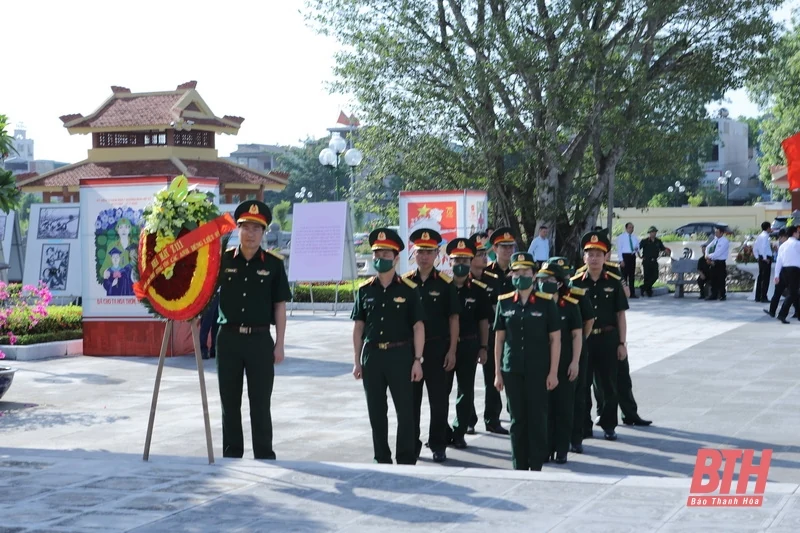 Đoàn đại biểu tỉnh Thanh Hóa dâng hương tưởng nhớ Chủ tịch Hồ Chí Minh, Mẹ Việt Nam Anh hùng và các Anh hùng liệt sĩ