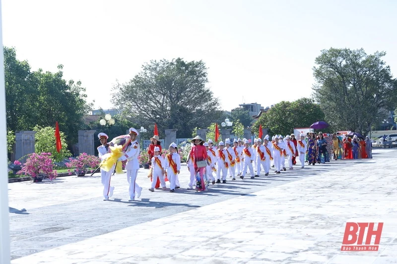 Đoàn đại biểu tỉnh Thanh Hóa dâng hương tưởng nhớ Chủ tịch Hồ Chí Minh, Mẹ Việt Nam Anh hùng và các Anh hùng liệt sĩ