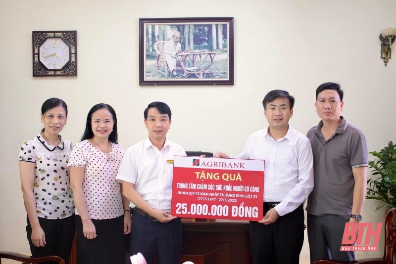 Các chi nhánh Agribank trên địa bàn Thanh Hóa thăm, tặng quà nhân Ngày Thương binh - Liệt sỹ