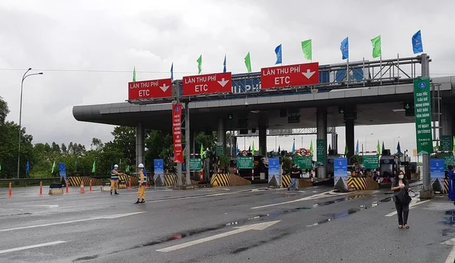 Từ hôm nay, dán thẻ thu phí tự động sẽ phải trả phí