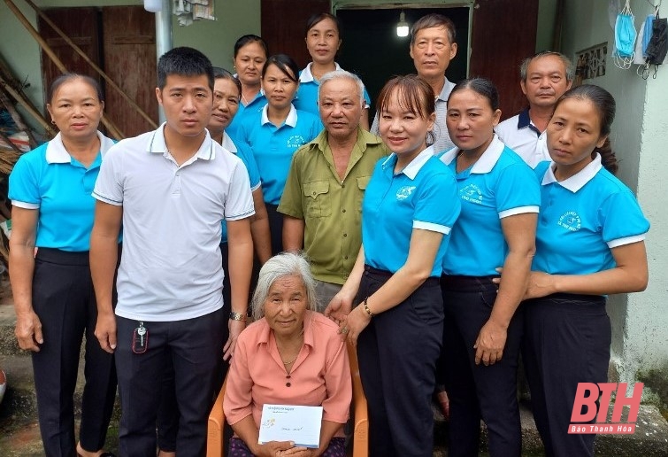 Thăm và tặng quà cho người già nèo đơn tại huyện Triệu Sơn