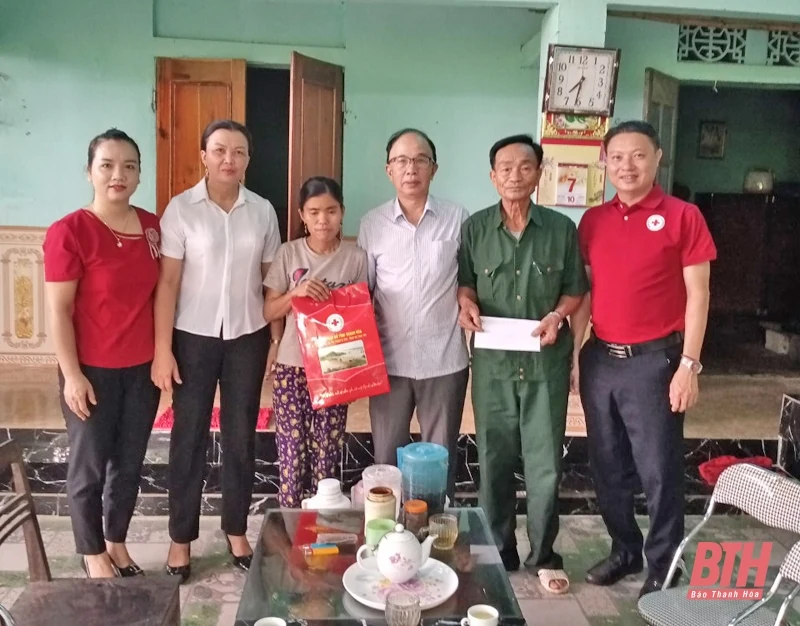 Tặng hơn 10.000 suất quà cho nạn nhân chất độc da cam/dioxin