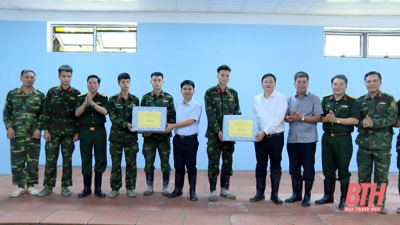 Phó Chủ tịch UBND tỉnh Mai Xuân Liêm kiểm tra tiến độ xây dựng công trình bảo đảm diễn tập khu vực phòng thủ