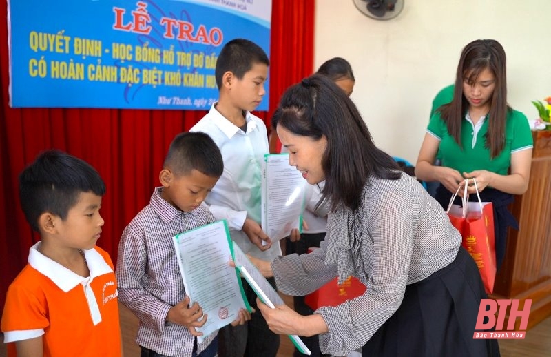 Hội LHPN tỉnh và Công ty CP Công nông nghiệp Tiến Nông trao kinh phí đỡ đầu và quà cho trẻ mồ côi đặc biệt khó khăn các huyện miền núi