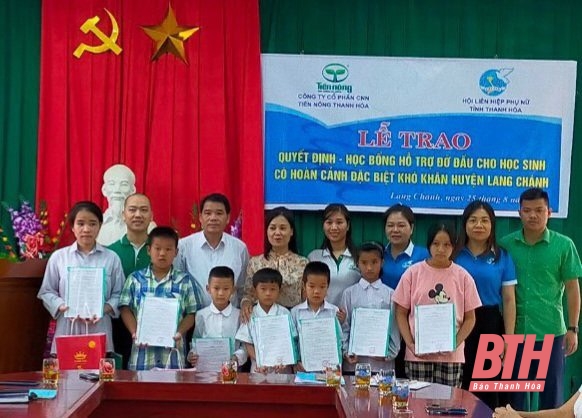 Hội LHPN tỉnh và Công ty CP Công nông nghiệp Tiến Nông trao kinh phí đỡ đầu và quà cho trẻ mồ côi đặc biệt khó khăn các huyện miền núi