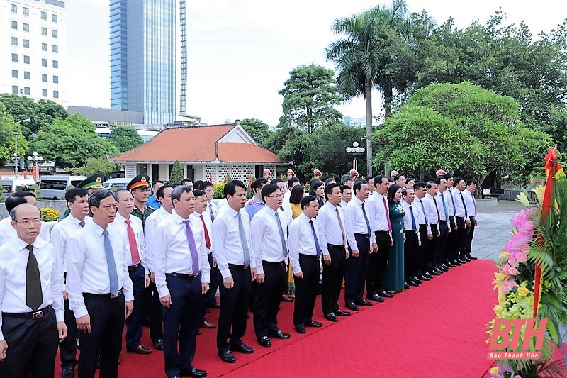Đoàn Đại biểu tỉnh Thanh Hóa dâng hương tưởng niệm Chủ tịch Hồ Chí Minh, Mẹ Việt Nam Anh hùng và các Anh hùng liệt sĩ nhân dịp Quốc khánh Nước CHXHCN Việt Nam