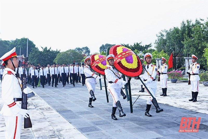 Đoàn Đại biểu tỉnh Thanh Hóa dâng hương tưởng niệm Chủ tịch Hồ Chí Minh, Mẹ Việt Nam Anh hùng và các Anh hùng liệt sĩ nhân dịp Quốc khánh Nước CHXHCN Việt Nam