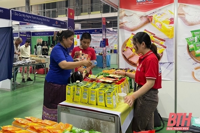 Hội chợ thương mại Việt Nam - Lào thu hút 128 doanh nghiệp hai nước tham gia
