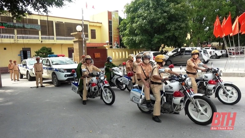 Công an thị xã Nghi Sơn triển khai tháng cao điểm đảm bảo an toàn giao thông cho học sinh đến trường