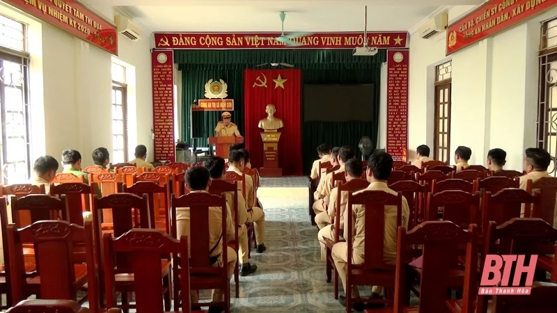 Công an thị xã Nghi Sơn triển khai tháng cao điểm đảm bảo an toàn giao thông cho học sinh đến trường