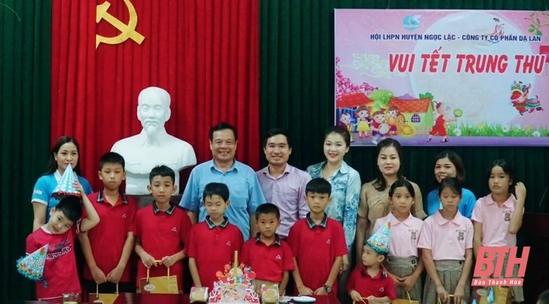 Cán bộ, nhân viên Công ty CP Dạ Lan đón Trung thu cùng trẻ mồ côi huyện Ngọc Lặc