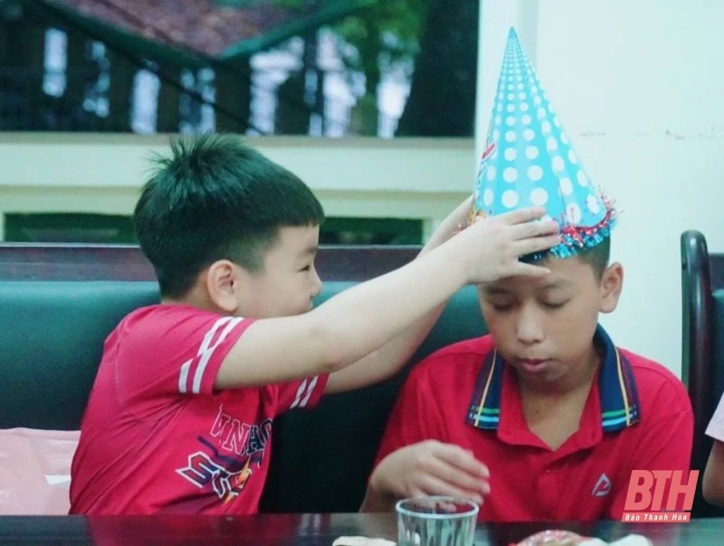 Cán bộ, nhân viên Công ty CP Dạ Lan đón Trung thu cùng trẻ mồ côi huyện Ngọc Lặc