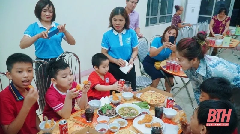 Cán bộ, nhân viên Công ty CP Dạ Lan đón Trung thu cùng trẻ mồ côi huyện Ngọc Lặc