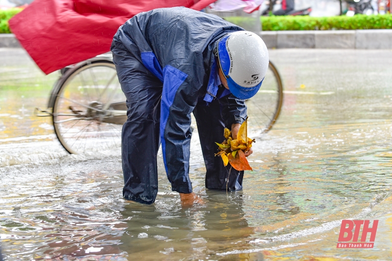 TP Thanh Hóa: Mưa gây ngập úng, giao thông ùn tắc giờ cao điểm