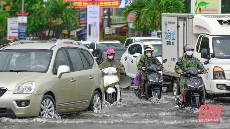 TP Thanh Hóa: Mưa gây ngập úng, giao thông ùn tắc giờ cao điểm
