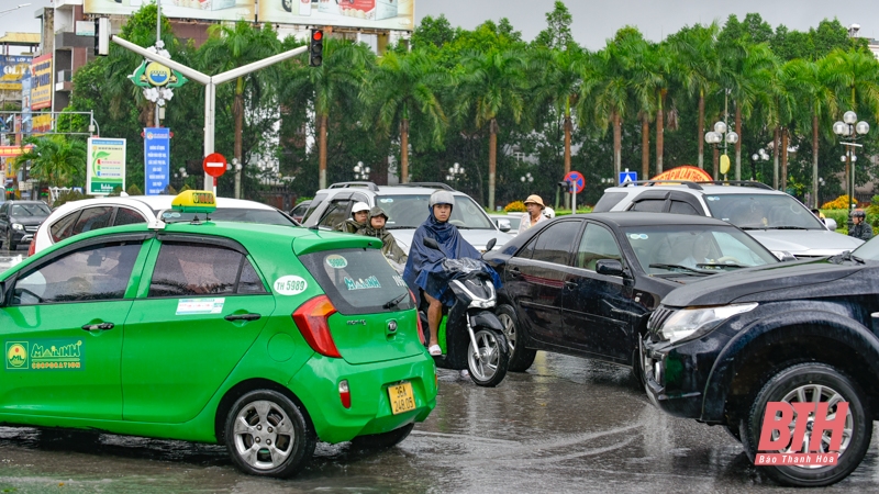 TP Thanh Hóa: Mưa gây ngập úng, giao thông ùn tắc giờ cao điểm