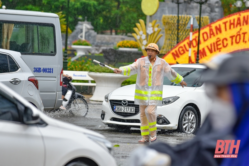 TP Thanh Hóa: Mưa gây ngập úng, giao thông ùn tắc giờ cao điểm