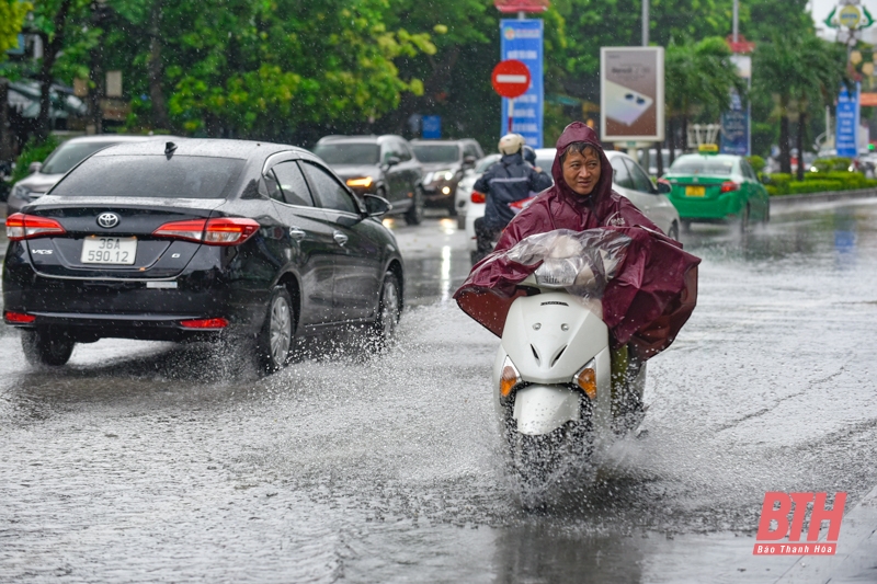 TP Thanh Hóa: Mưa gây ngập úng, giao thông ùn tắc giờ cao điểm