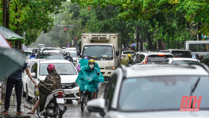 TP Thanh Hóa: Mưa gây ngập úng, giao thông ùn tắc giờ cao điểm