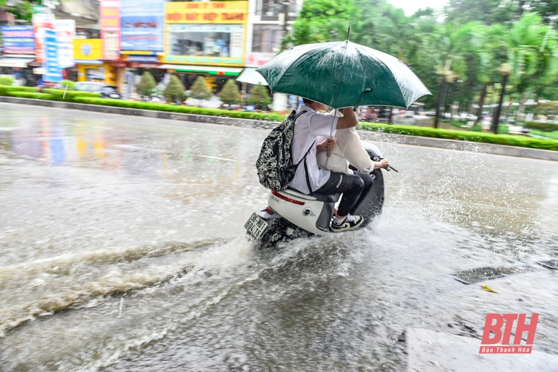 TP Thanh Hóa: Mưa gây ngập úng, giao thông ùn tắc giờ cao điểm