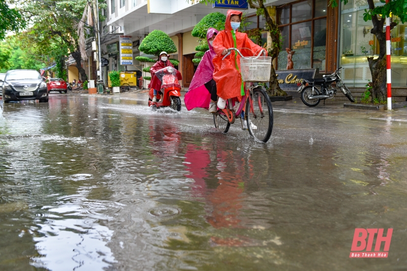 TP Thanh Hóa: Mưa gây ngập úng, giao thông ùn tắc giờ cao điểm