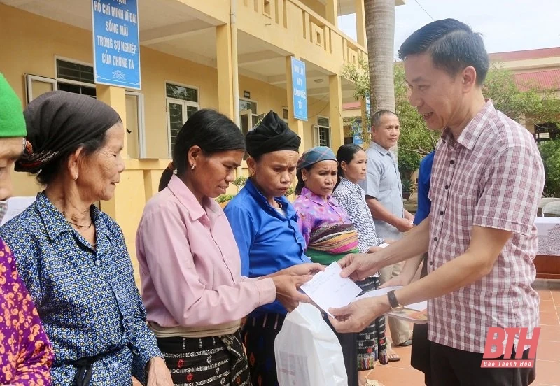 Khám bệnh, cấp thuốc miễn phí cho người dân xã Yên Khương
