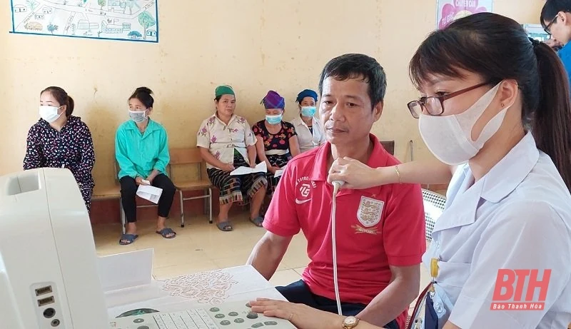 Khám bệnh, cấp thuốc miễn phí cho người dân xã Yên Khương