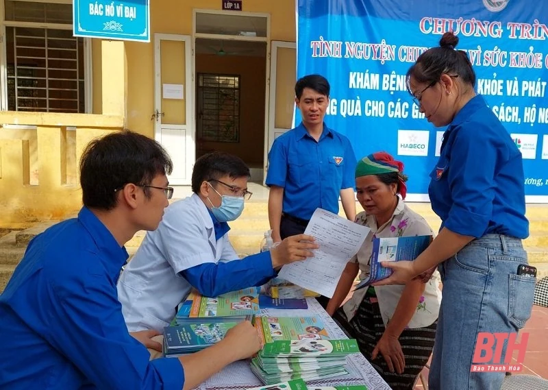 Khám bệnh, cấp thuốc miễn phí cho người dân xã Yên Khương