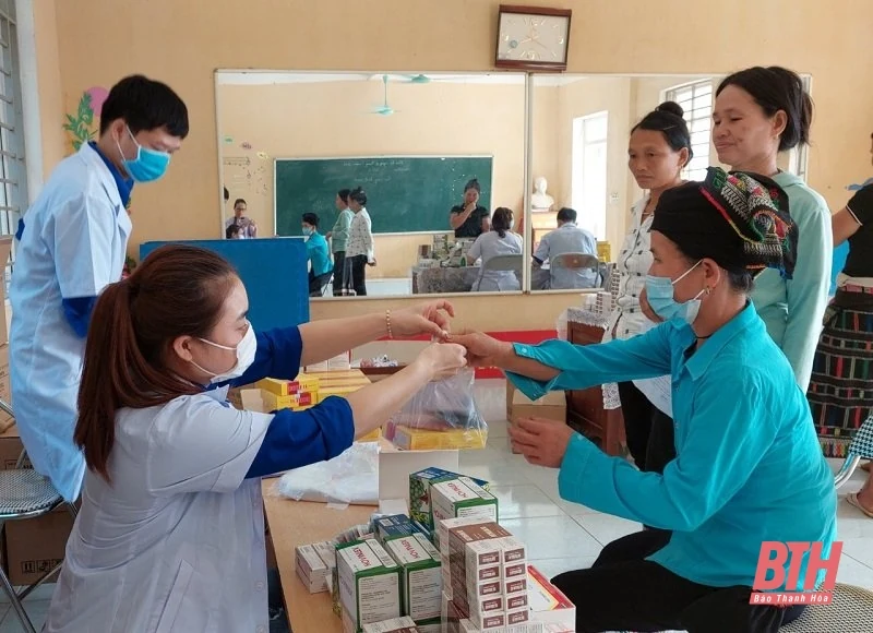 Khám bệnh, cấp thuốc miễn phí cho người dân xã Yên Khương