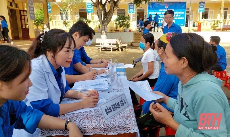 Khám bệnh, cấp thuốc miễn phí cho người dân xã Yên Khương