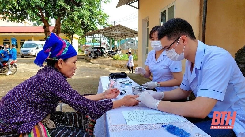 Khám bệnh, cấp thuốc miễn phí cho người dân xã Yên Khương
