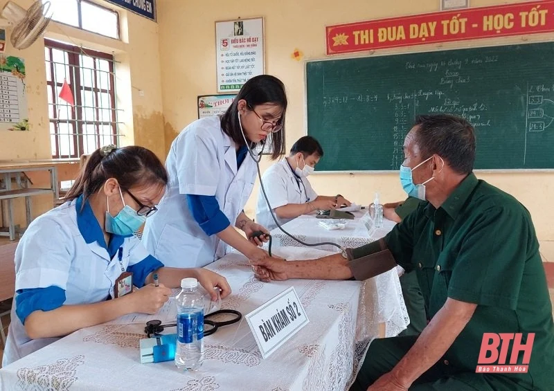 Khám bệnh, cấp thuốc miễn phí cho người dân xã Yên Khương
