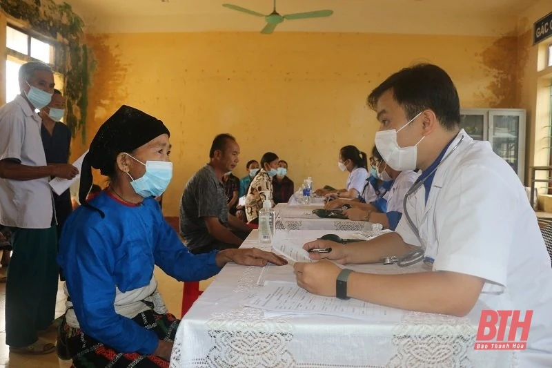 Khám bệnh, cấp thuốc miễn phí cho người dân xã Yên Khương