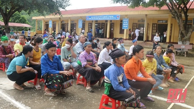 Khám bệnh, cấp thuốc miễn phí cho người dân xã Yên Khương