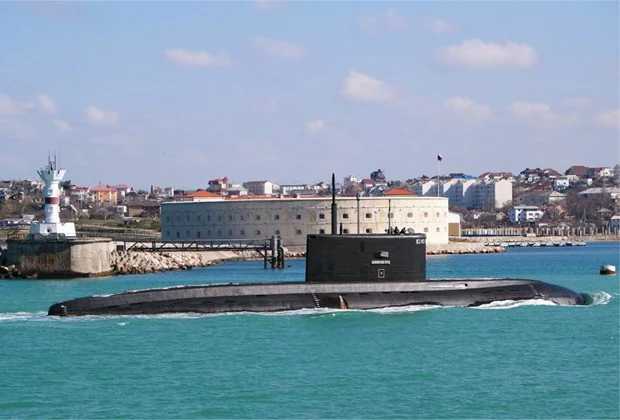 Tàu ngầm lớp Varshavyanka của Nga xuất hiện ngoài khơi bờ biển Italy