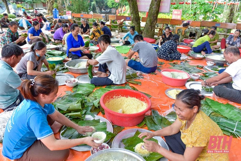 Người dân Thanh Hóa gói hơn 2.000 chiếc bánh chưng gửi về tâm lũ Nghệ An