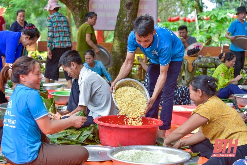 Người dân Thanh Hóa gói hơn 2.000 chiếc bánh chưng gửi về tâm lũ Nghệ An