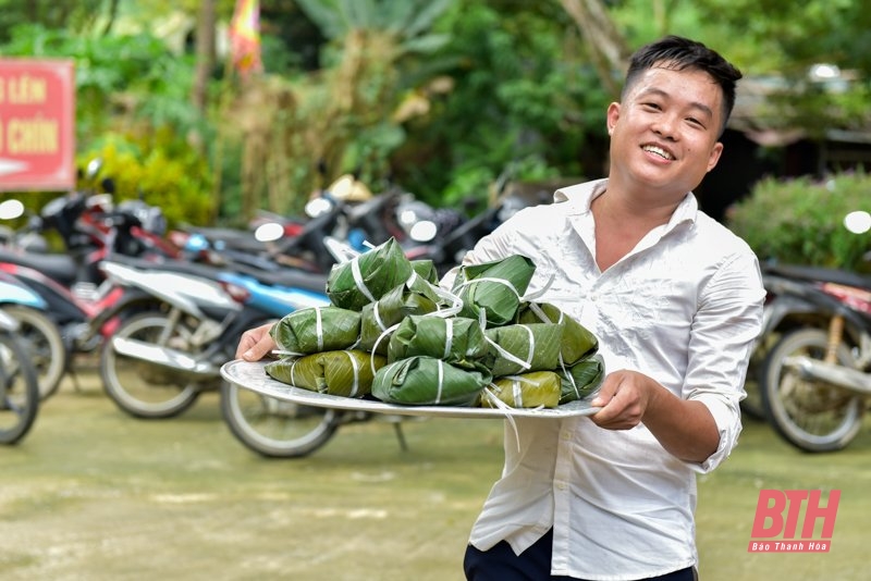 Người dân Thanh Hóa gói hơn 2.000 chiếc bánh chưng gửi về tâm lũ Nghệ An