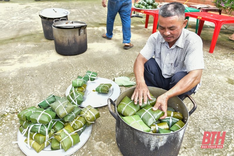 Người dân Thanh Hóa gói hơn 2.000 chiếc bánh chưng gửi về tâm lũ Nghệ An