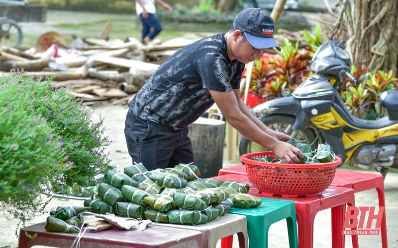 Người dân Thanh Hóa gói hơn 2.000 chiếc bánh chưng gửi về tâm lũ Nghệ An