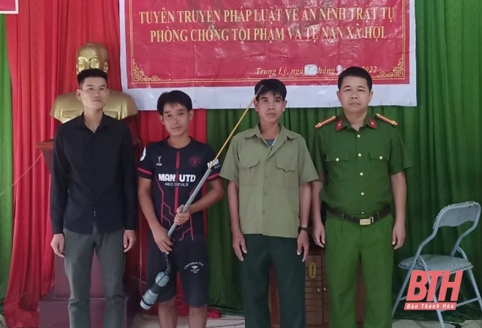 Công an xã Trung Lý tăng cường thu hồi vũ khí, vật liệu nổ