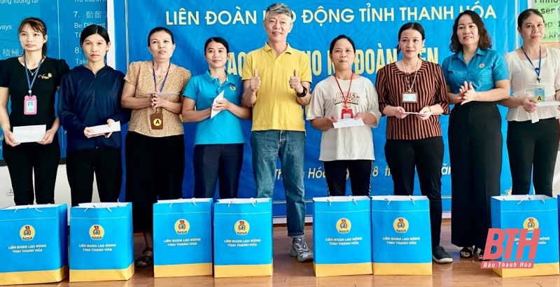 Trao quà cho nữ đoàn viên, người lao động có hoàn cảnh khó khăn 