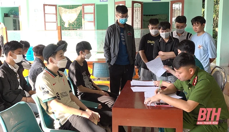 Nhiều thanh niên ở Vĩnh Lộc viết đơn tình nguyện nhập ngũ 