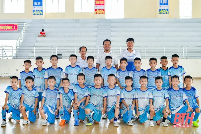 Tặng Bằng khen của Chủ tịch UBND tỉnh cho đội U9 Việt Hùng giành HCB tại Giải vô địch bóng đá U9 toàn quốc năm 2022