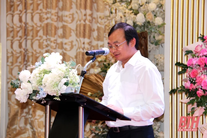 Tặng Bằng khen của Chủ tịch UBND tỉnh cho đội U9 Việt Hùng giành HCB tại Giải vô địch bóng đá U9 toàn quốc năm 2022
