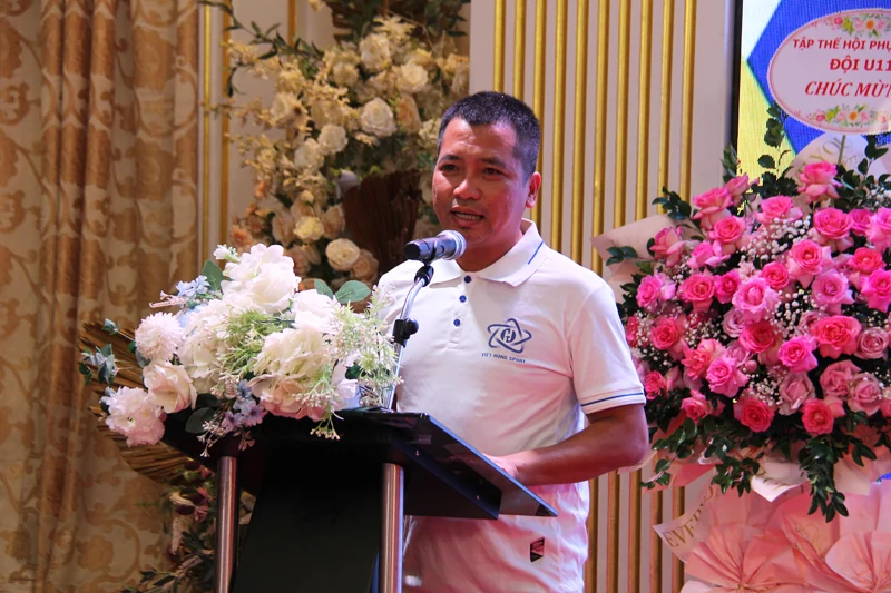 Tặng Bằng khen của Chủ tịch UBND tỉnh cho đội U9 Việt Hùng giành HCB tại Giải vô địch bóng đá U9 toàn quốc năm 2022