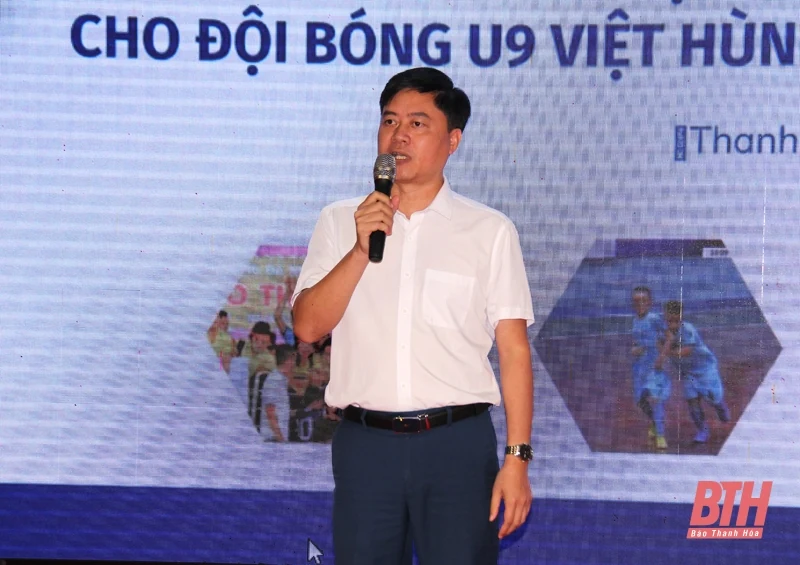 Tặng Bằng khen của Chủ tịch UBND tỉnh cho đội U9 Việt Hùng giành HCB tại Giải vô địch bóng đá U9 toàn quốc năm 2022