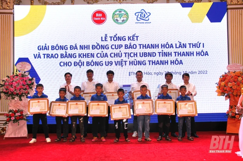 Tặng Bằng khen của Chủ tịch UBND tỉnh cho đội U9 Việt Hùng giành HCB tại Giải vô địch bóng đá U9 toàn quốc năm 2022