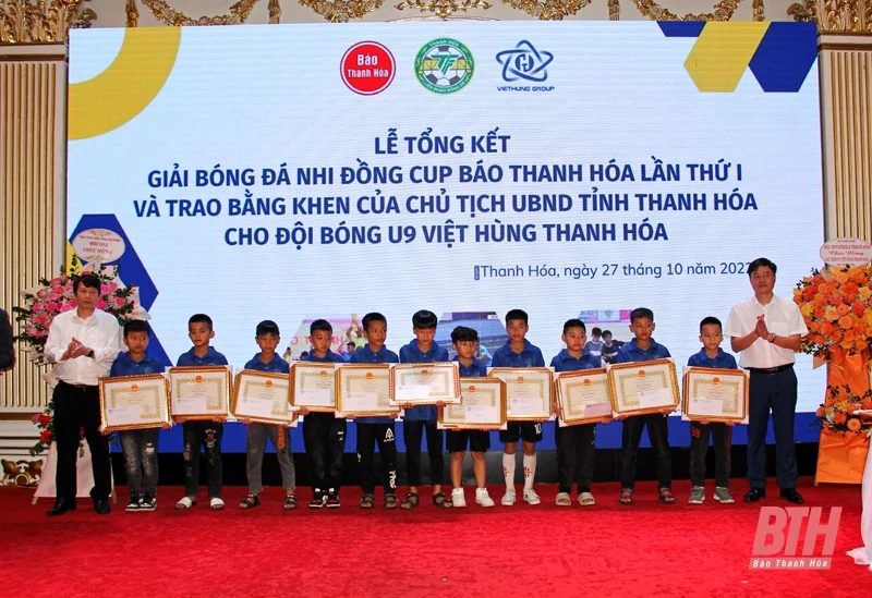 Tặng Bằng khen của Chủ tịch UBND tỉnh cho đội U9 Việt Hùng giành HCB tại Giải vô địch bóng đá U9 toàn quốc năm 2022